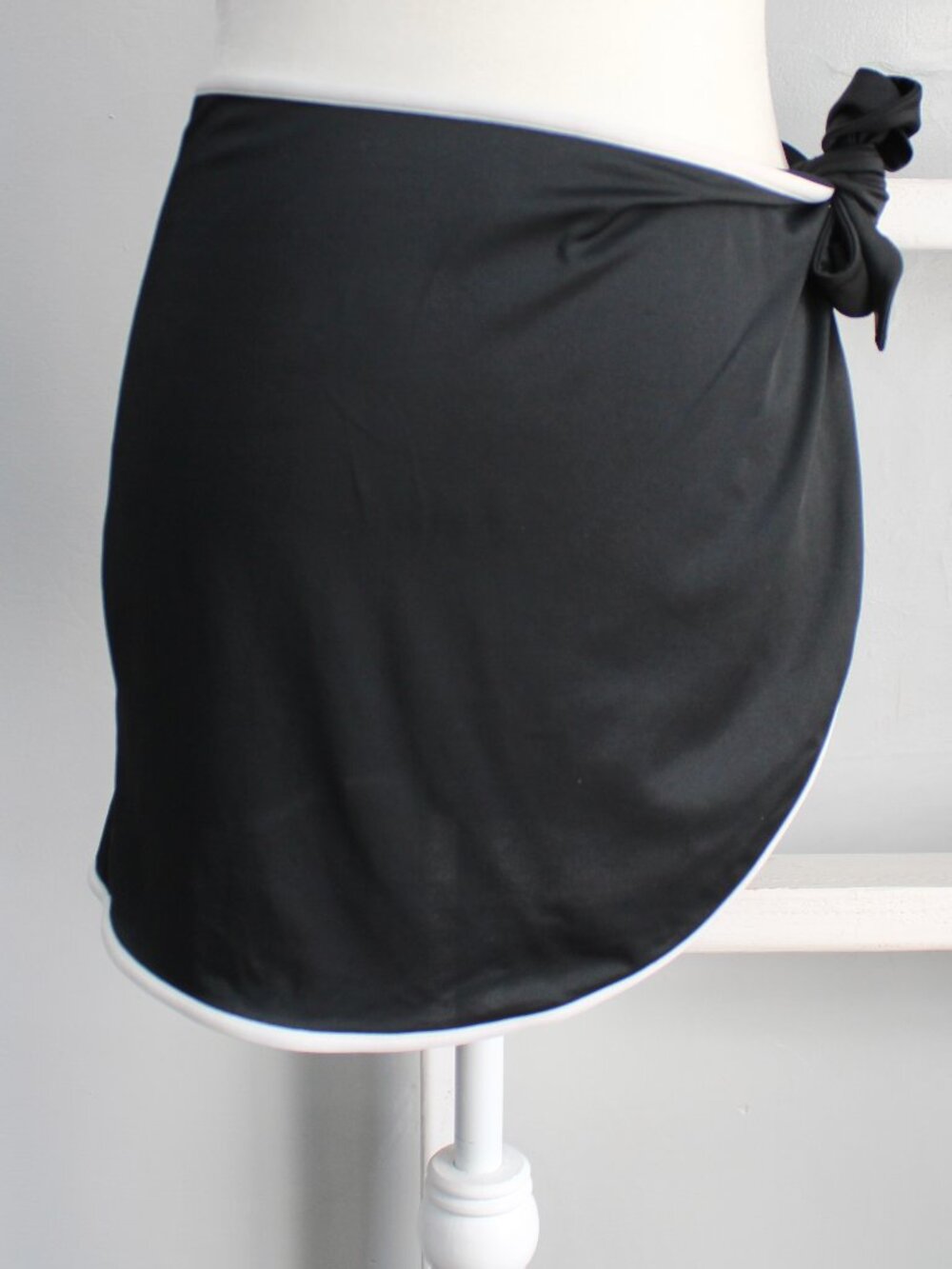 La Perla Sport Cover Up Swimwear Side Tie Wrap Skirt Sarong Black White sz 42/6